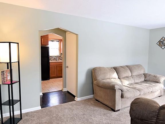 3rd image of 851 N Ward Ave
