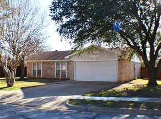2925 Highgate Ln, Bedford, TX 76021