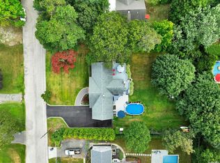 24 Huckleberry Ln, Hampton Bays, NY 11946