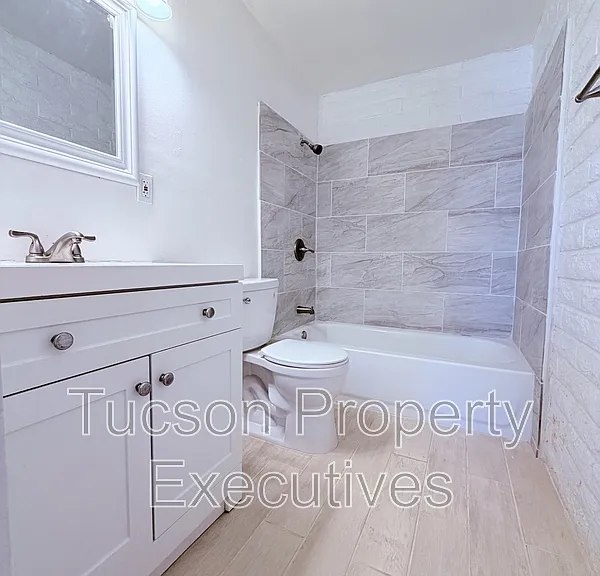 319 E Blacklidge Dr #2 — Photo 5