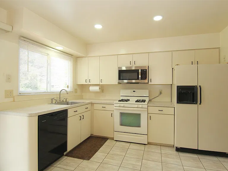 5590 Greenbriar Dr — Photo 13