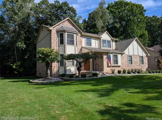 5303 Woodrun Dr, West Bloomfield, MI 48323