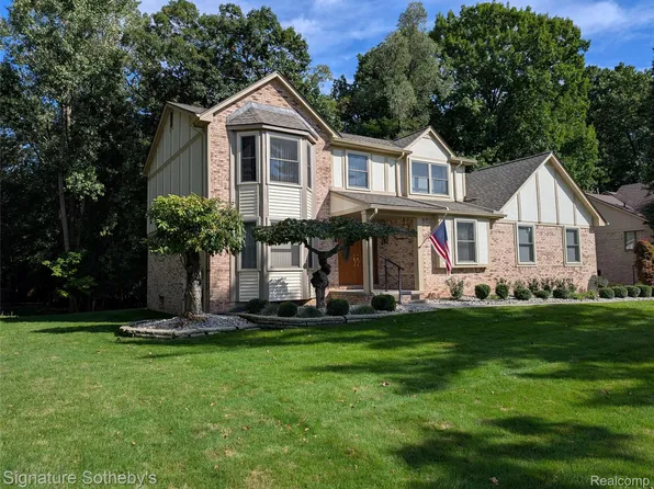 5303 Woodrun Dr, West Bloomfield, MI 48323
