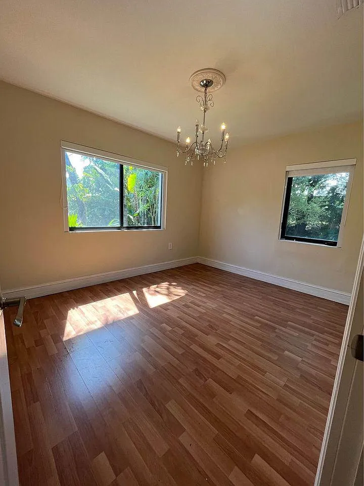 1010 NW 19th Ct — Photo 4