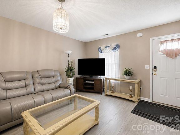 3rd image of 302 W Elm St
