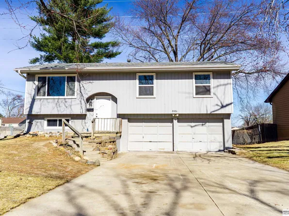 8806 S Glenview Dr, La Vista, NE 68128