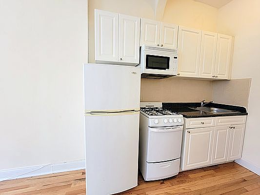 4th image of 415 W 56th St #Xx