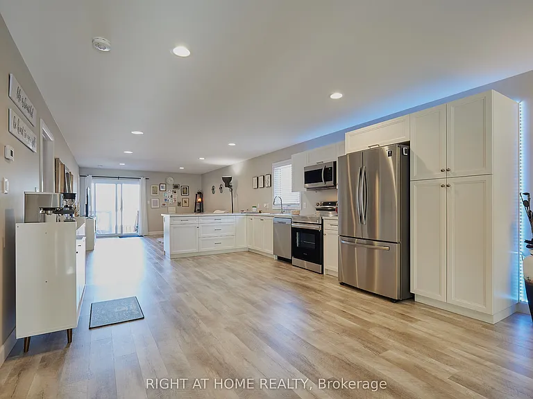 42 Moonstone Cres — Photo 6