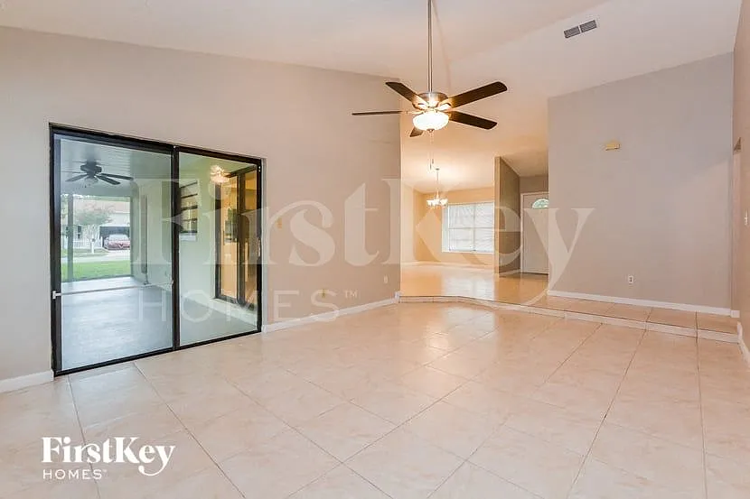 3 bed, 2.0 bath, 1452 sqft, $2,220 — Photo 2