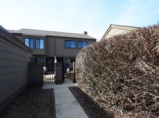 102 Aberdeen Ct, Geneva, IL 60134