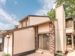 101 New Castle Ct, Rolling Meadows, IL 60008