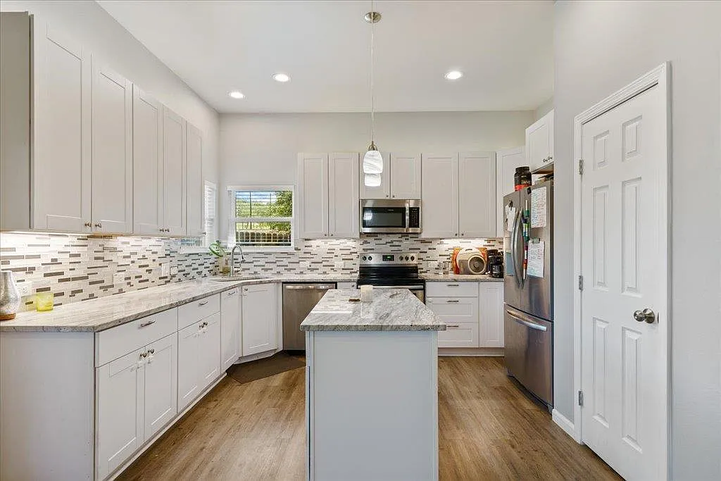 3 bed, 2.0 bath, 1447 sqft, $2,350 — Photo 3