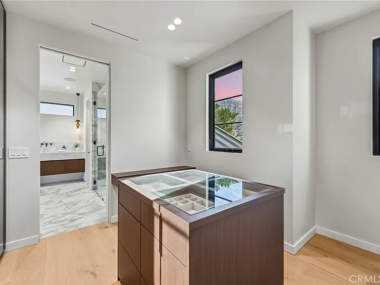 4900 Valjean — Photo 30