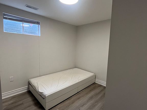 4th image of 36 Temple Bar Cres #W