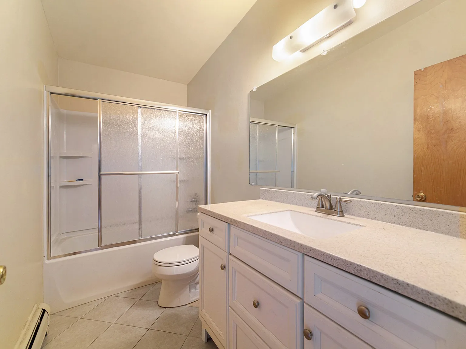 3 bed, 1.5 bath, 1372 sqft, $2,300 — Photo 4