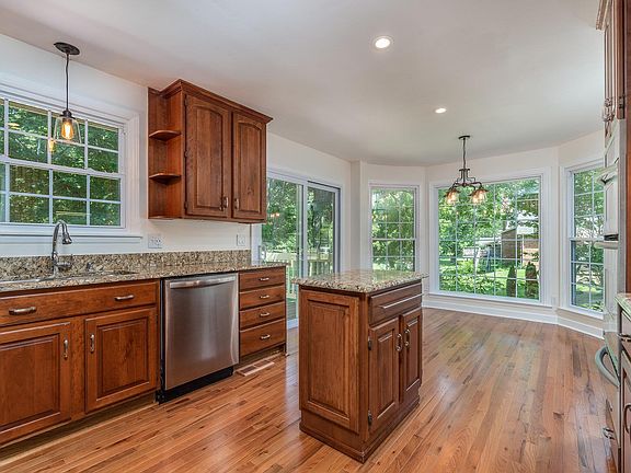 5th image of 2210 Riverview Dr