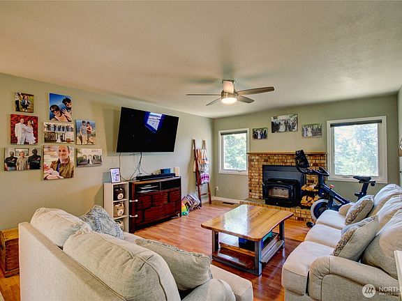 5th image of 1054 NE Pennington Loop
