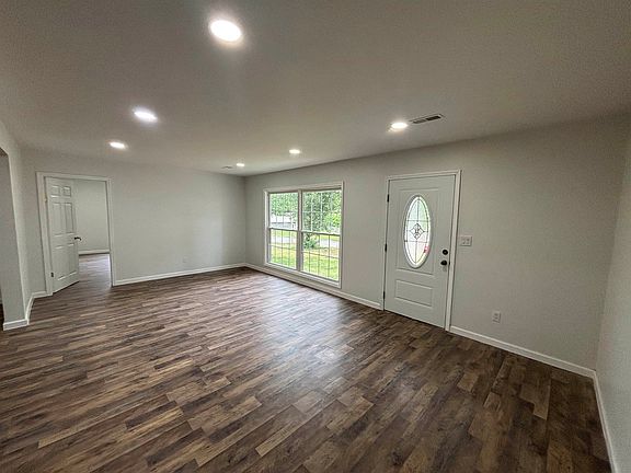 5th image of 101 Scott Dr