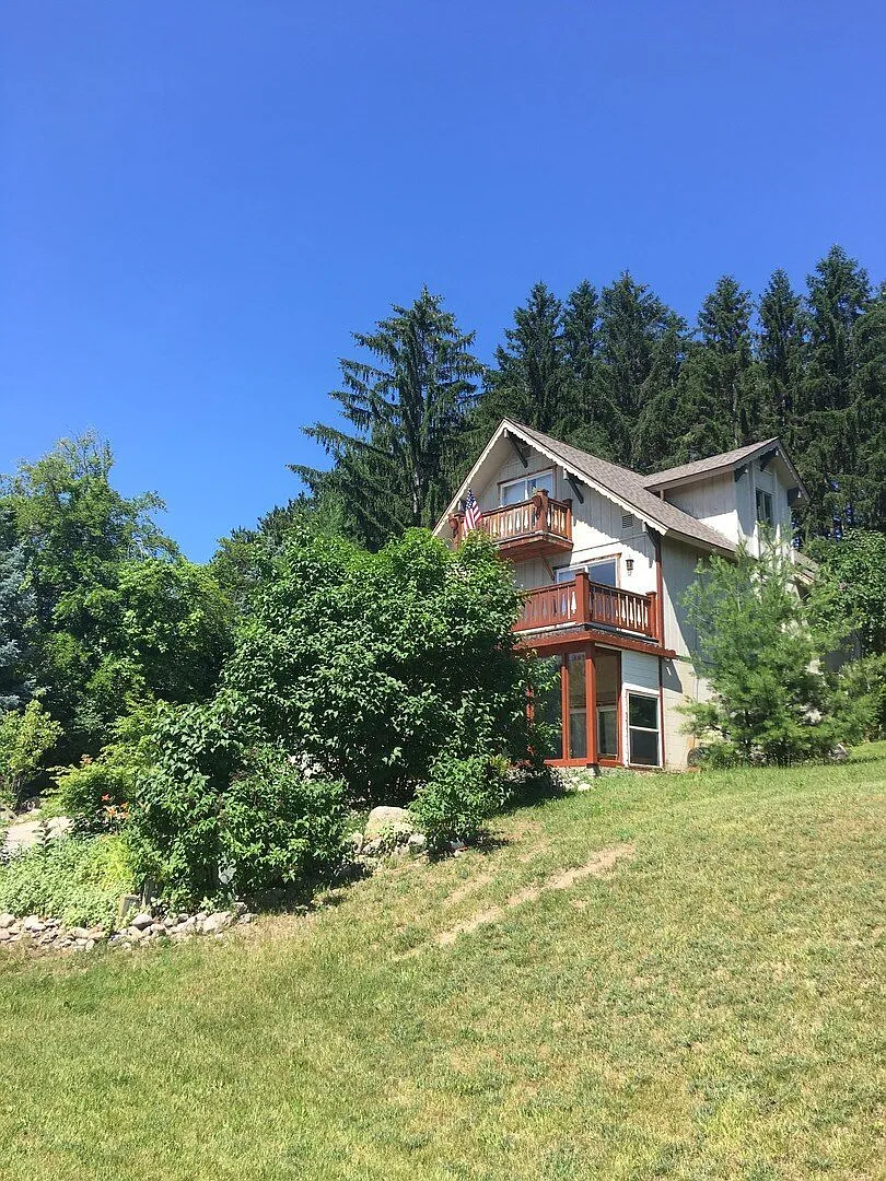 Spacious Home in Quiet Neighborhood — Photo 2