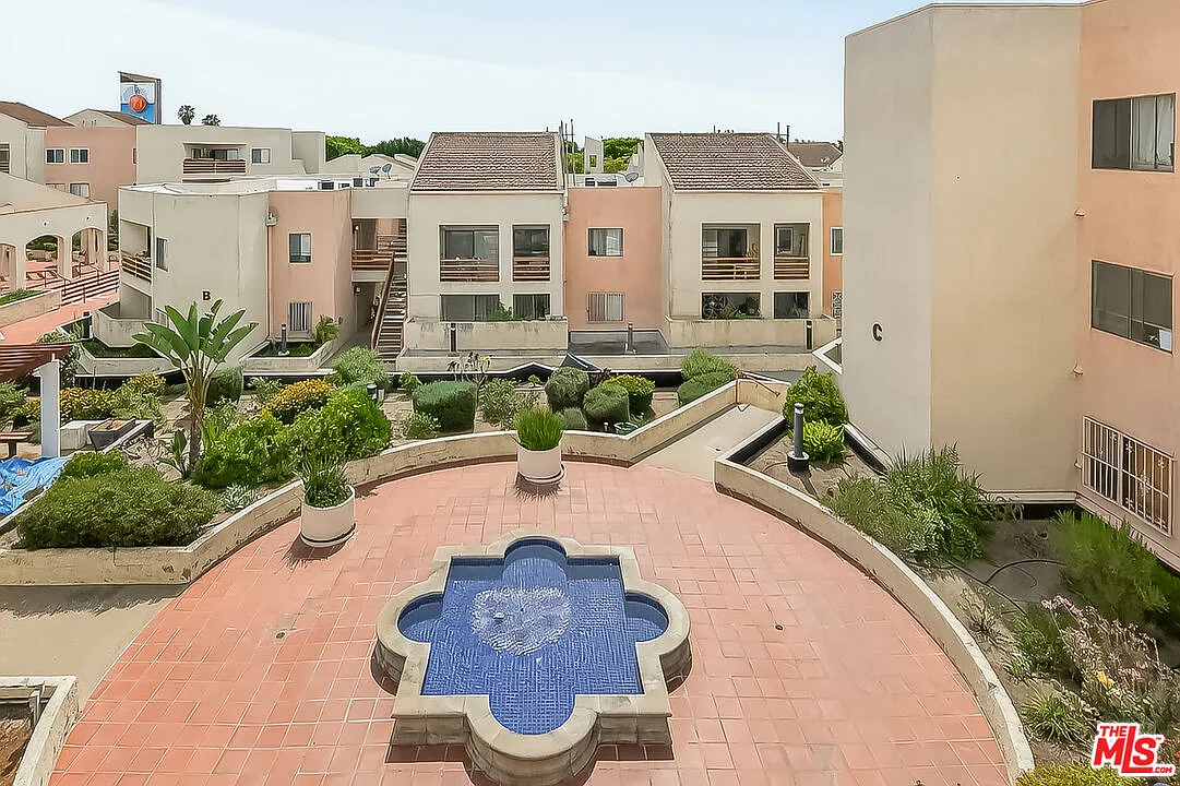 1 bed, 1.0 bath, 926 sqft, $2,300 — Photo 1