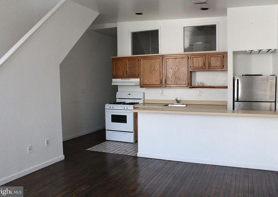 1st image of 930 E 7th St #3A