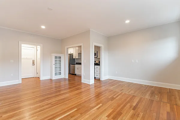 215 E Chestnut St #204 — Photo 10