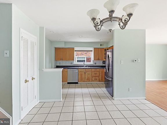 5th image of 2217 Hoffnagle St