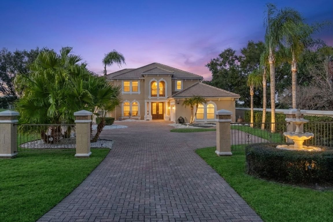 Grand Entrance to your Golf Front Pool Home!