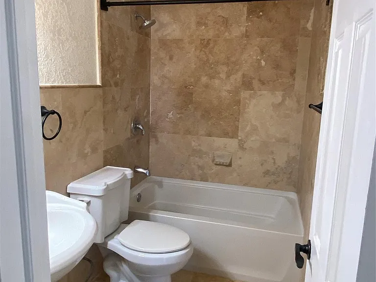 2200 NE 66th St #1412 — Photo 14