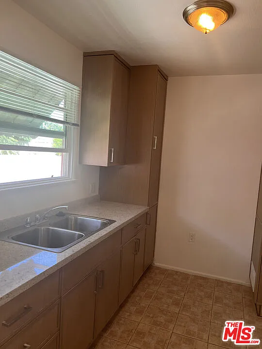 2 bed, 1.0 bath, $2,800 — Photo 4
