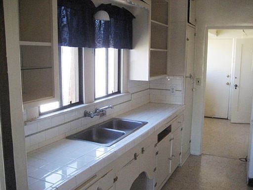 5th image of 6352 Greenleaf Ave