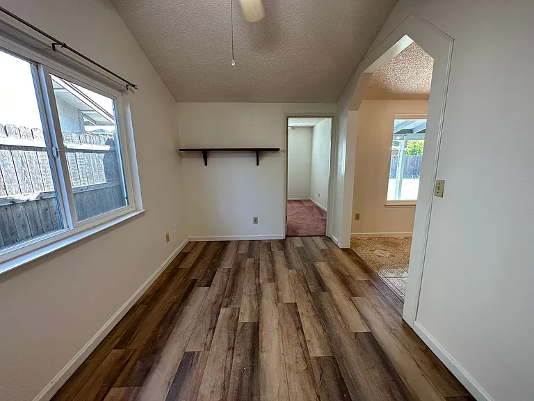 1135 Amberwood Ln — Photo 9