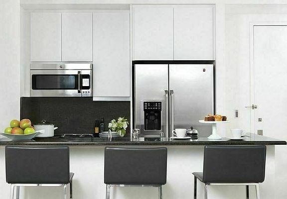 2nd image of 320 W 39th St #923
