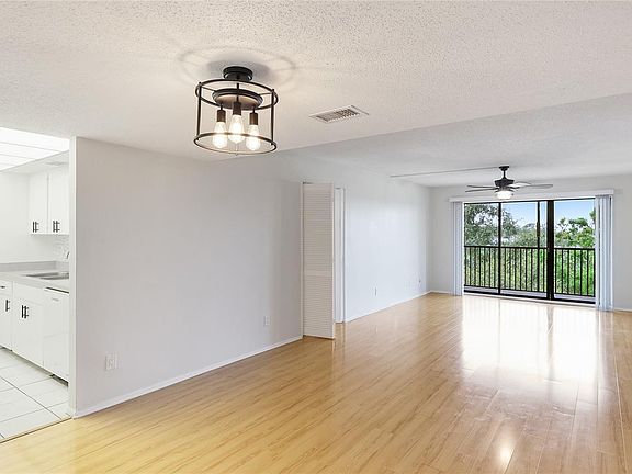 4th image of 6124 43rd St W APT 404A
