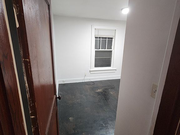 4th image of 3209 1/2 N Main St