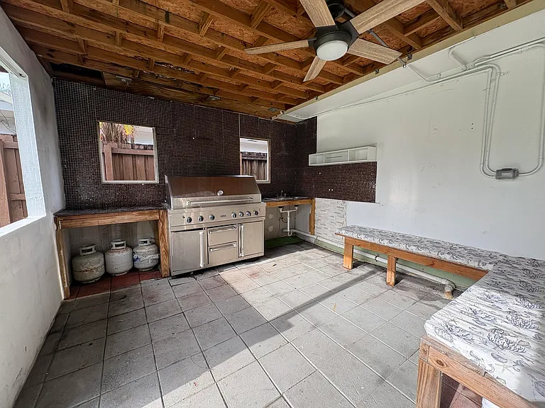 1032 NE 16th Ter — Photo 6