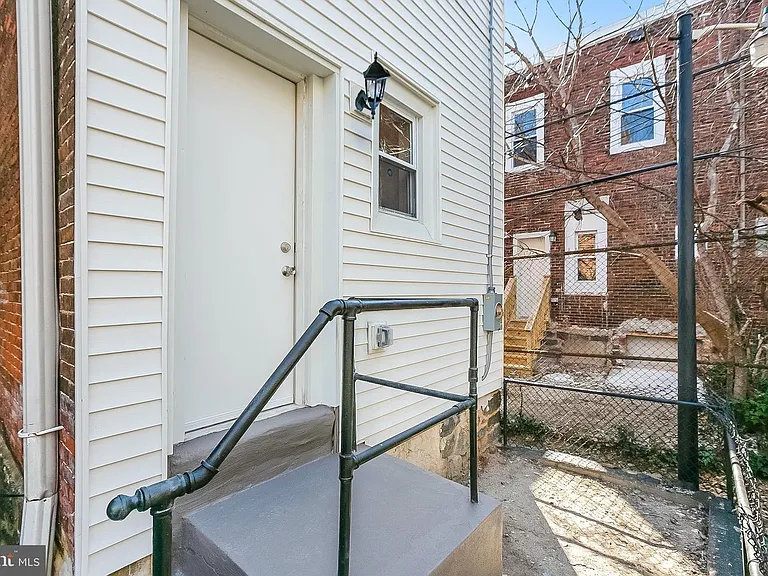 142 S Peach St — Photo 24