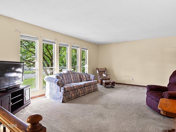 5th image of 936 Devon Cir