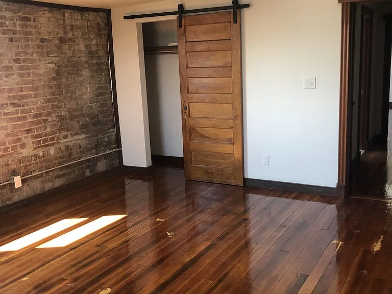 2415 Maplewood Ave — Photo 4