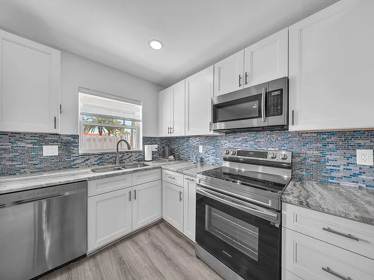 2023 NE 15th Ave — Photo 9