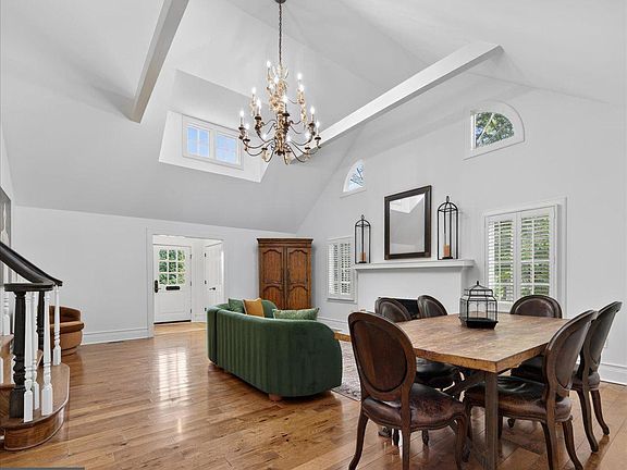 5th image of 620 Lake Dr