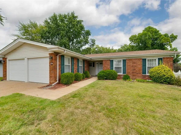 837 Coach Light Ln, Hazelwood, MO 63042