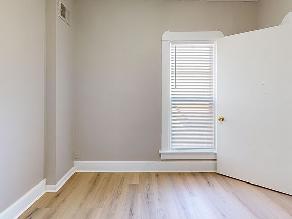 5th image of 211 Koehne St