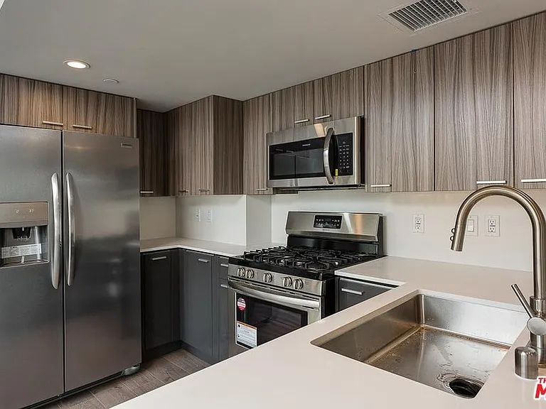 1306 N Orange Dr — Photo 1