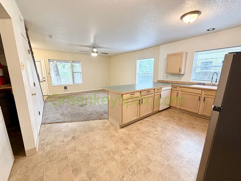 10030 N Lombard St — Photo 16