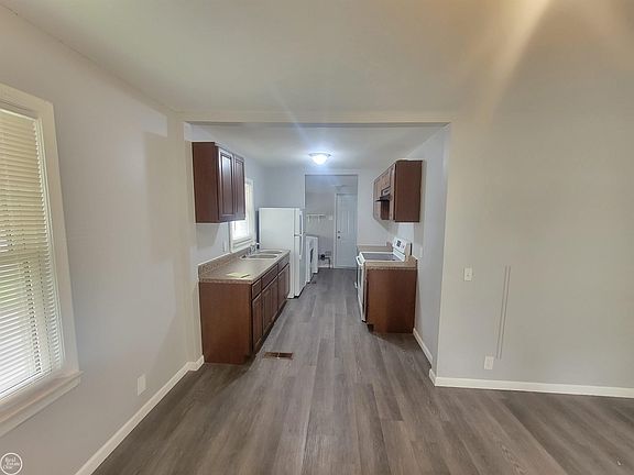 5th image of 24203 Pingree Ave