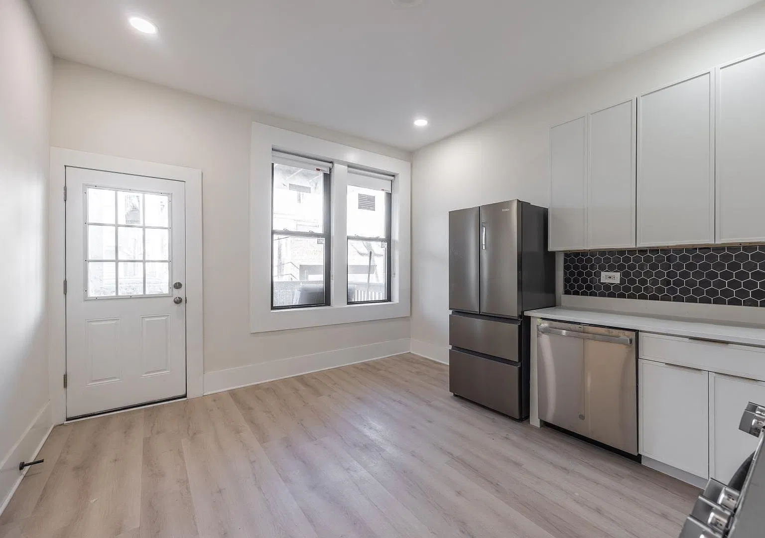 944 N Damen Ave — Photo 1
