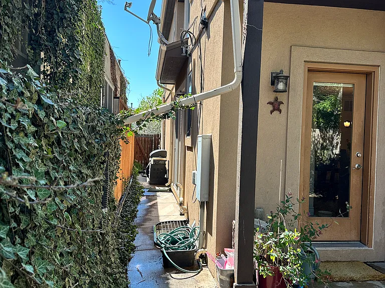 1884 S Clarkson St — Photo 34