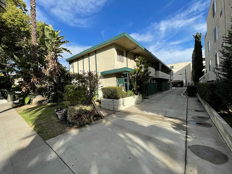 70 N Meridith Ave — Photo 1
