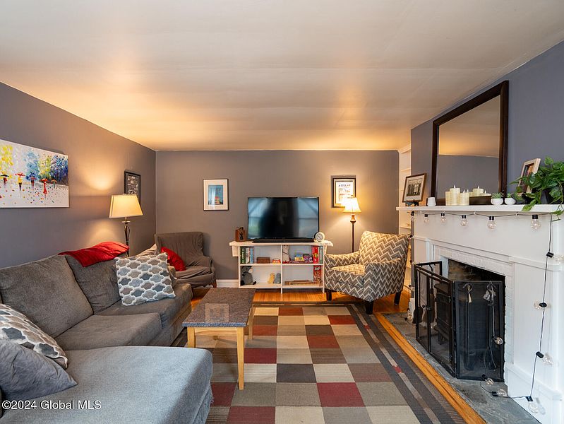 4th image of 411 Spring Avenue